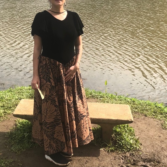 Vintage u'i no! Black & Brown Floral Hawaiian Muumuu - Picture 1 of 7